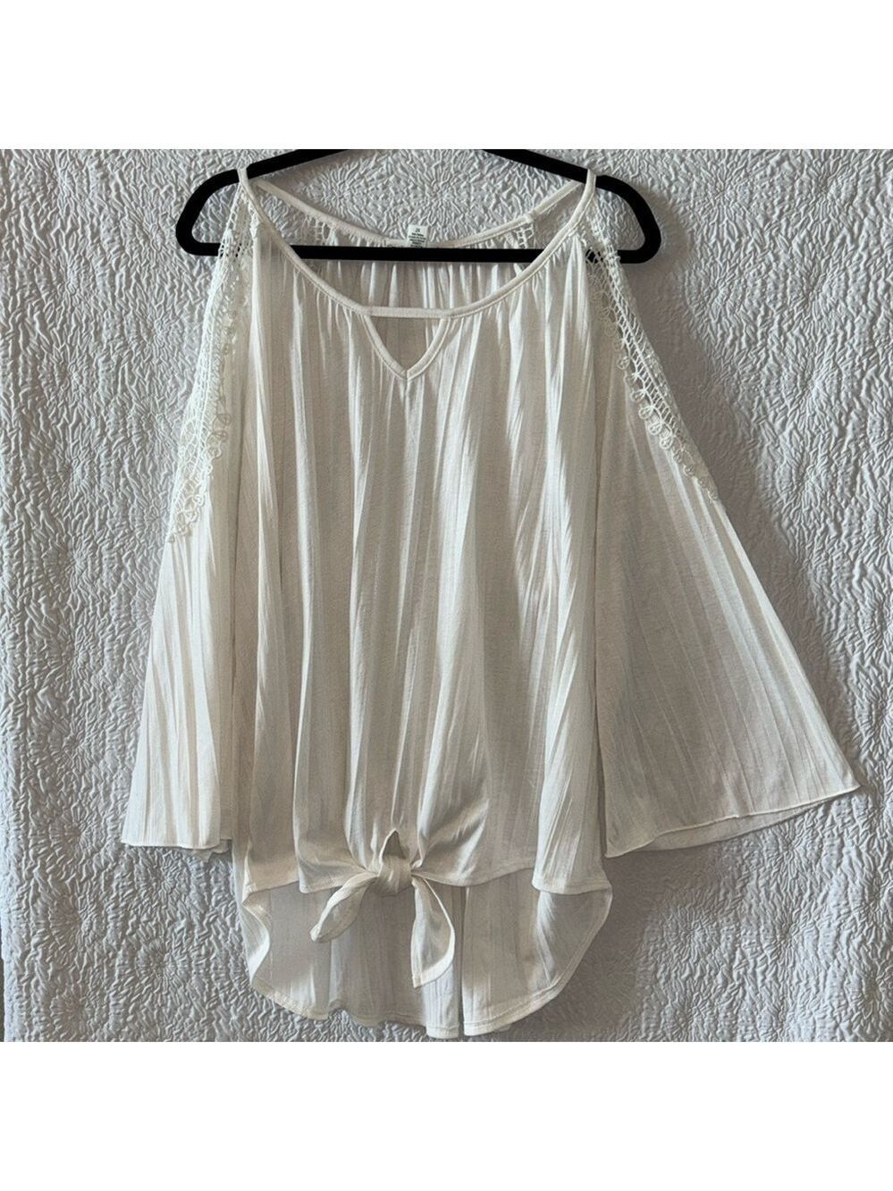 NEW YORK LAUNDRY Cold Shoulder Crochet Sleeve Hi Low Tie Blouse